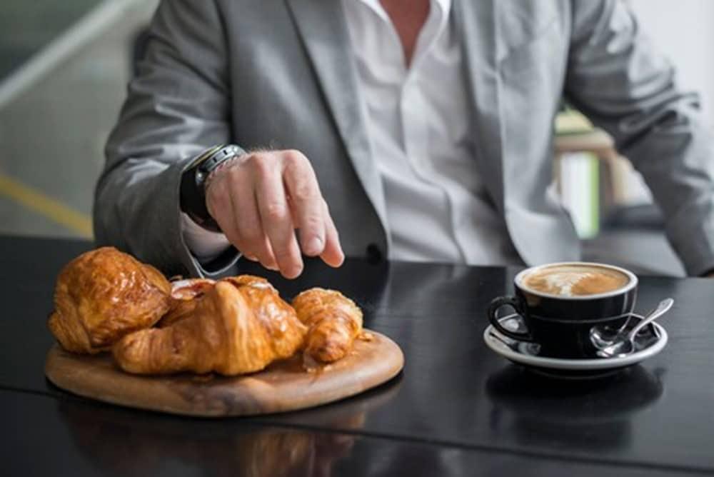 מלבורן Adelphi Hotel מראה חיצוני תמונה A man with a coffee and a pastry