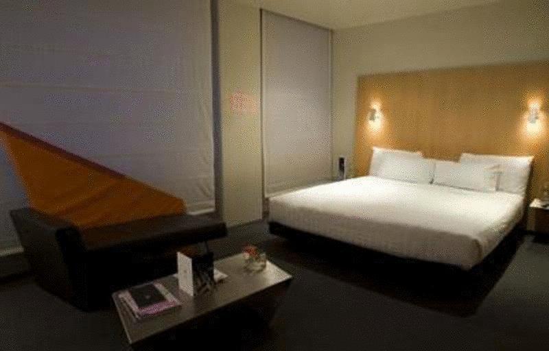מלבורן Adelphi Hotel חדר תמונה A room at the Standard East Village