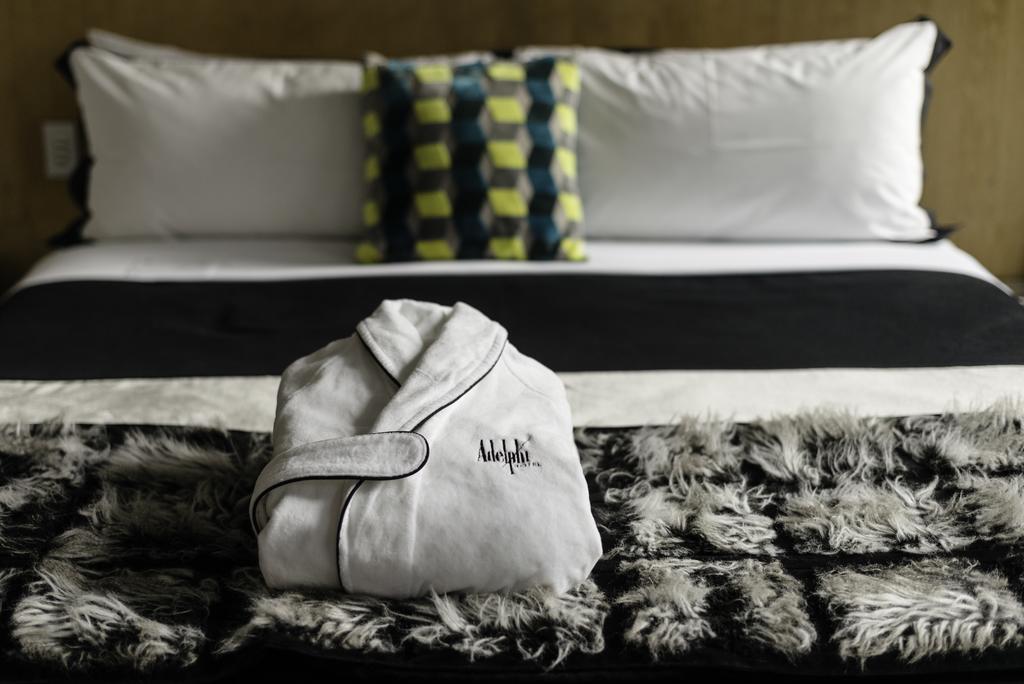 מלבורן Adelphi Hotel מראה חיצוני תמונה A bathrobe on a bed