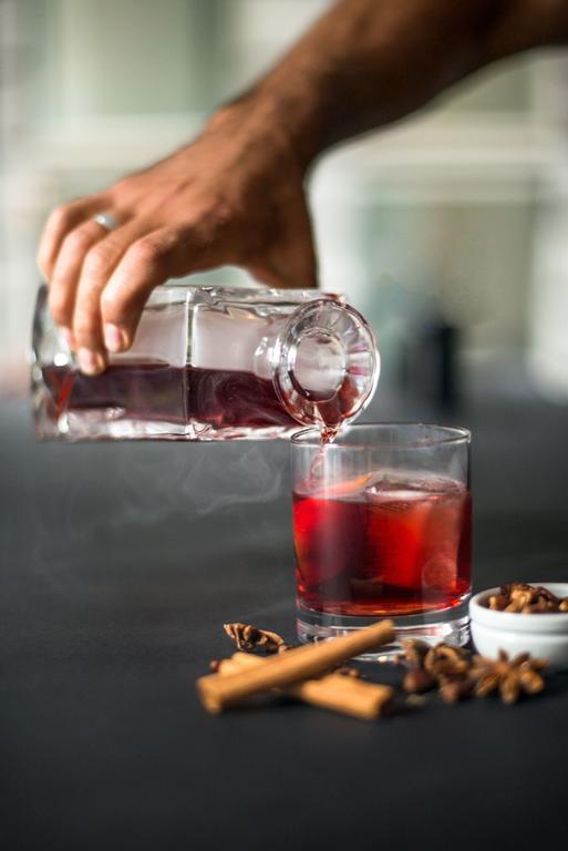 מלבורן Adelphi Hotel מראה חיצוני תמונה A bottle of Amarone being poured into a glass
