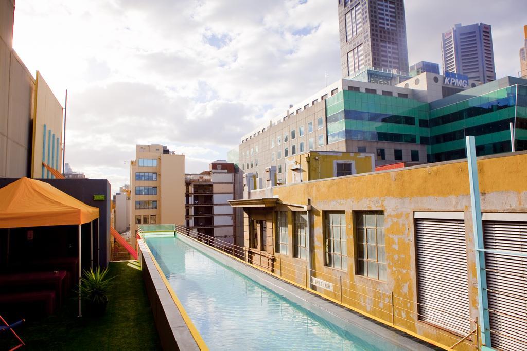 מלבורן Adelphi Hotel מראה חיצוני תמונה The pool at the rooftop of the Standard East Village