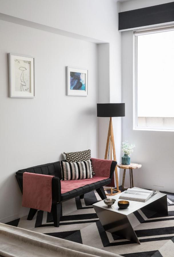 מלבורן Adelphi Hotel מראה חיצוני תמונה A living room with a sofa